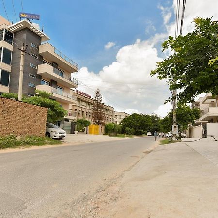 Hotel Luxury Collection Гургаон Екстериор снимка