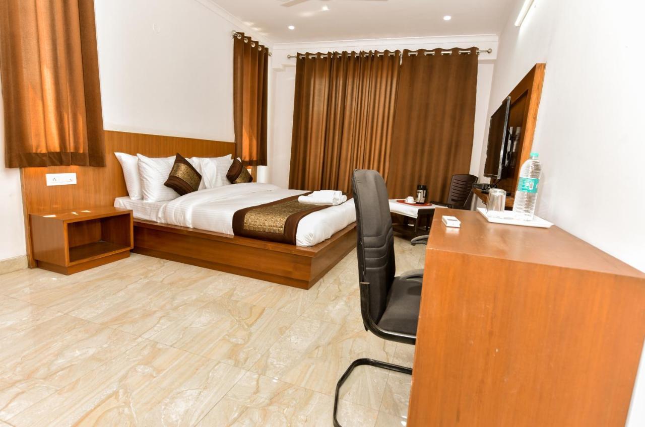 Hotel Luxury Collection Гургаон Екстериор снимка
