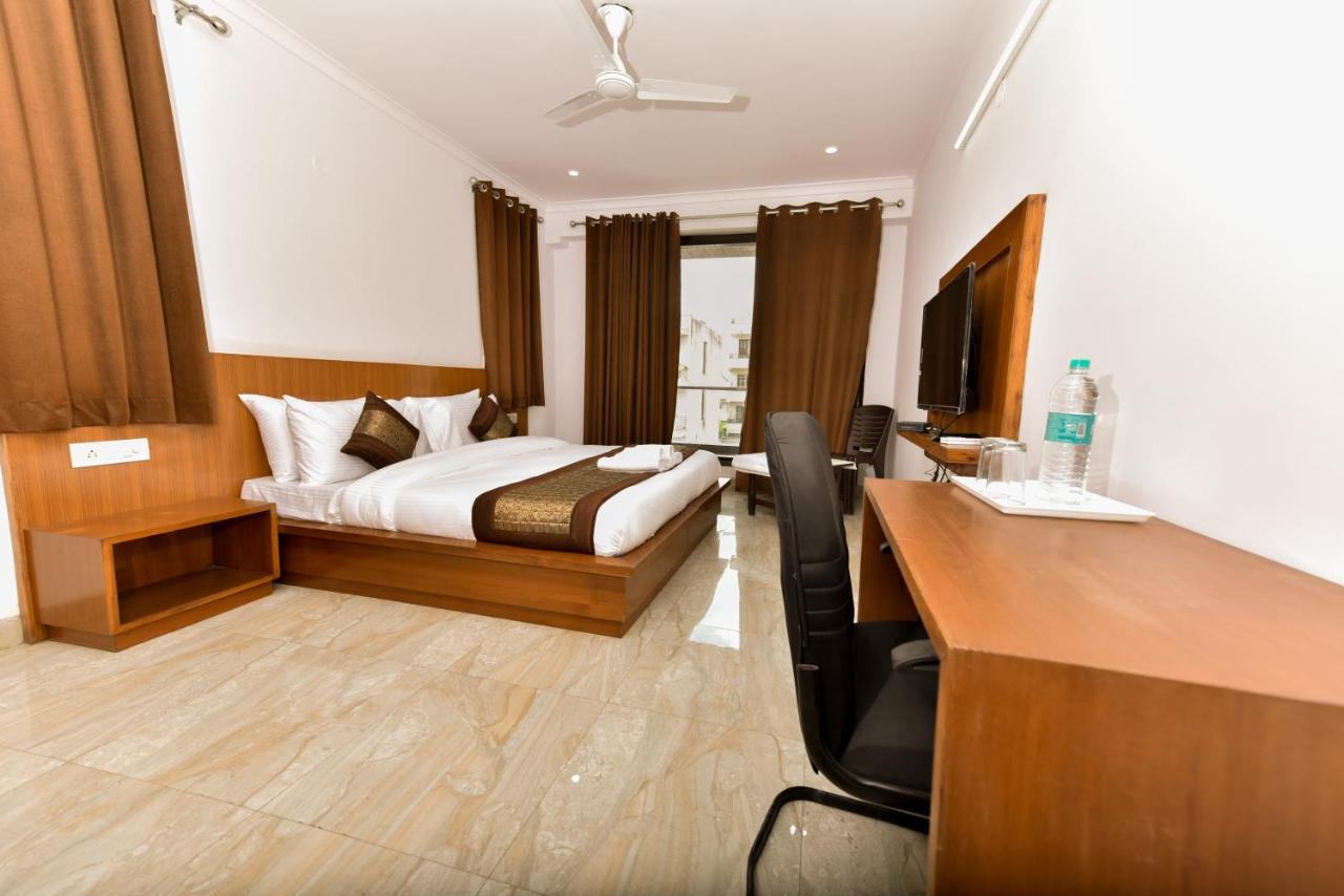 Hotel Luxury Collection Гургаон Екстериор снимка